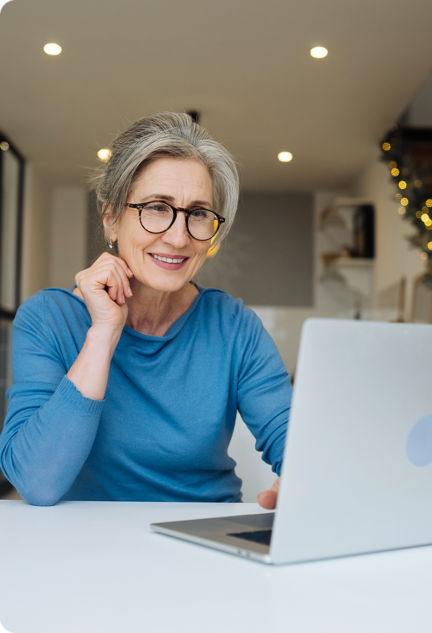 Signora che guarda un PC sorridendo